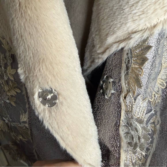 Johnny Was Biya Metallic Faux Fur Lace Floral Jacket Coat Size Small Silver Gold - Picture 2 of 7